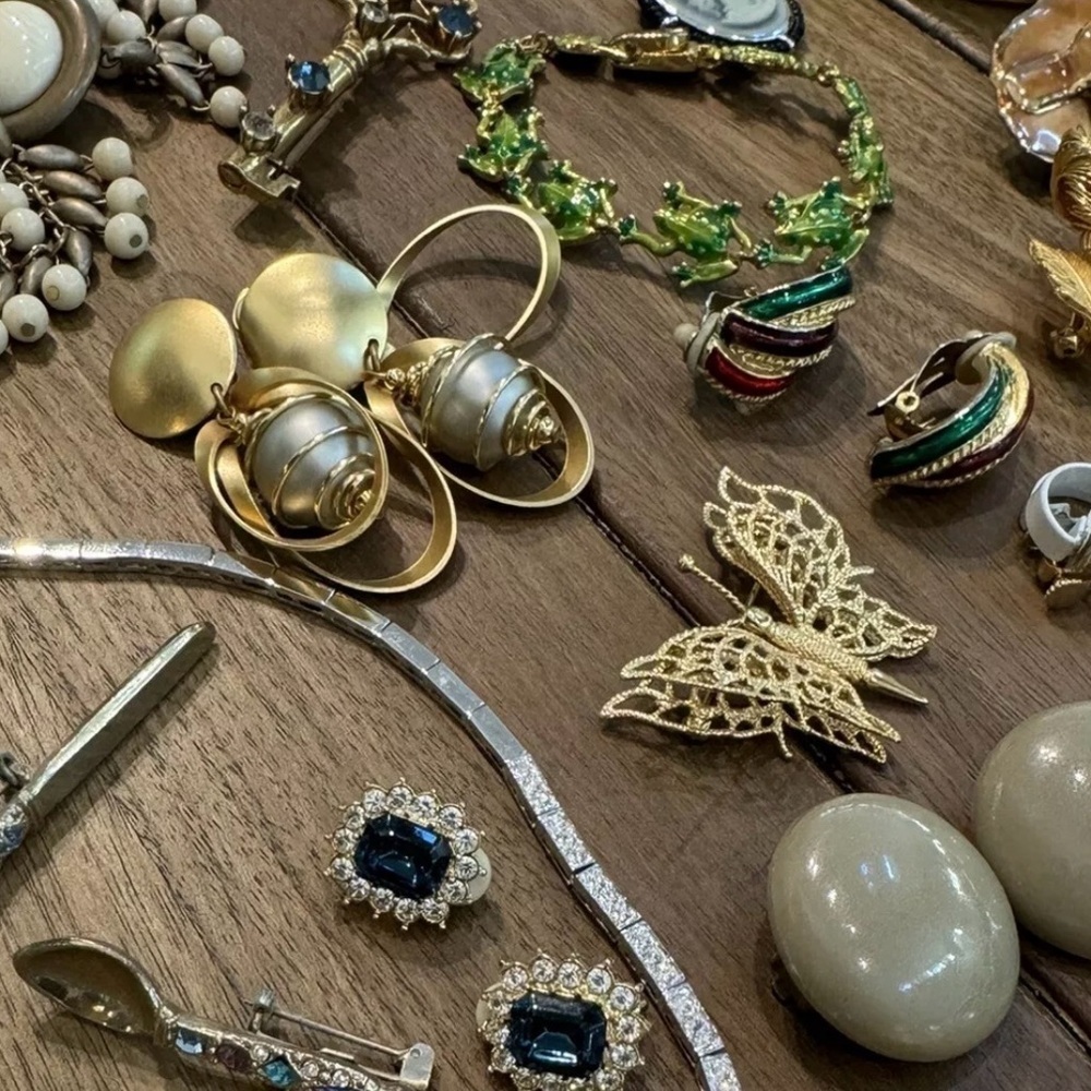 3 LBs vintage Costume Jewelry Lot~ All Wearable Gold silver pearls - Picture 4 of 7